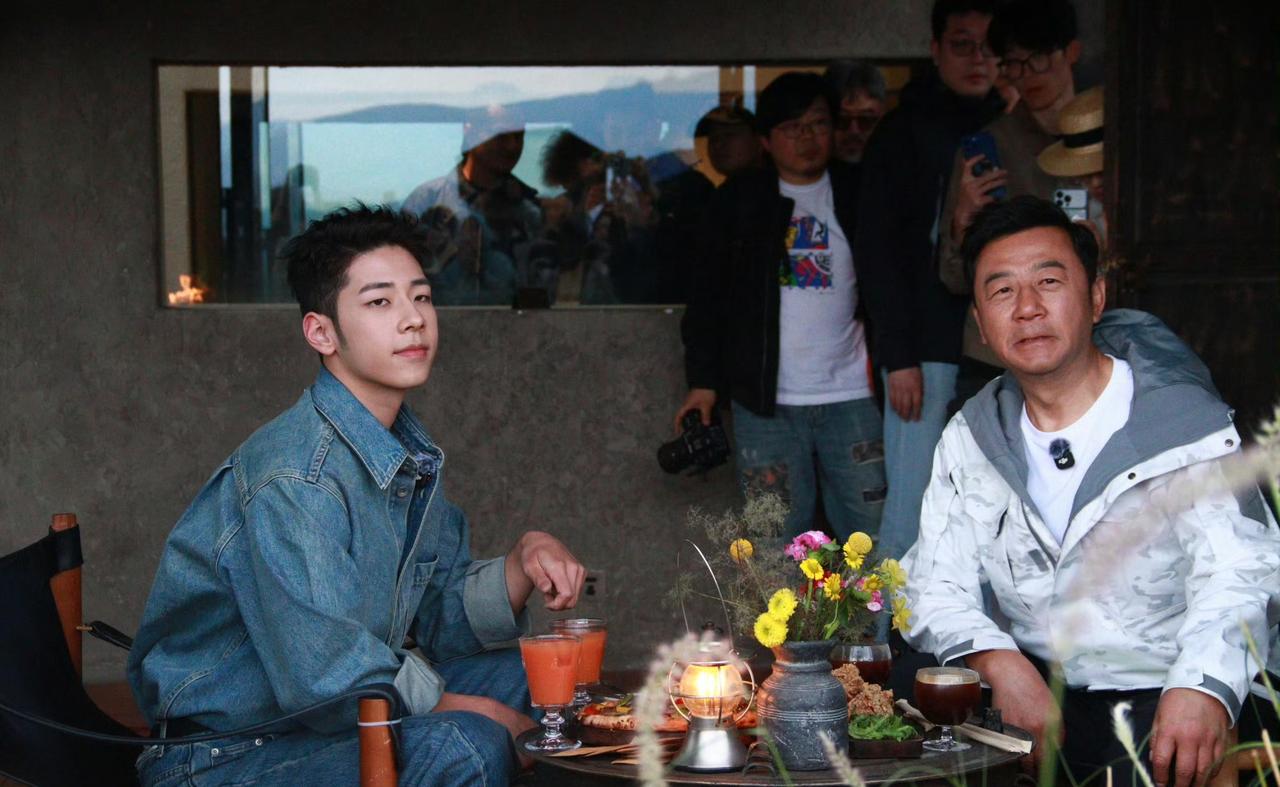 郭涛的儿子石头长着长着就成爸爸系列里面最帅的了。
以前在节目里面胖嘟嘟的小石头完