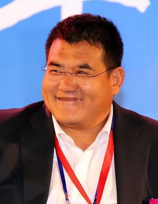 在汶川地震时，一名百亿富豪直接捐款3000万元，然而在救灾晚会上，他临时变卦，偷