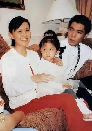 1989年，22岁的歌手屠洪刚在美国演出时，遇到了年仅19岁的中美混血美女黛西，