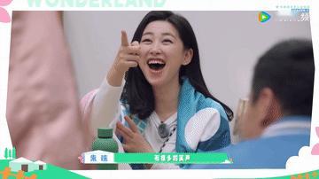 朱珠性格里的飒爽与细腻 喜欢朱珠的性格！舞台上洒脱飒爽，私下里珍视每份心意，桃花