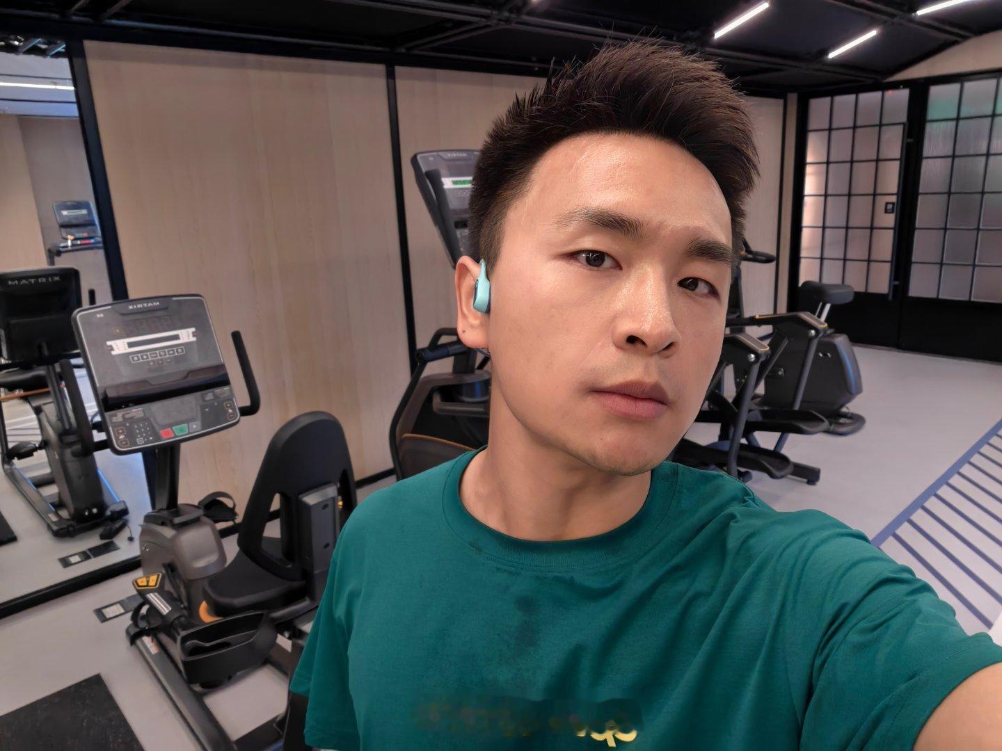 7 月第 1 天，已练不欠！洗个澡了，晚上出去拍个智驾挑战～ 北京·北京西站福朋