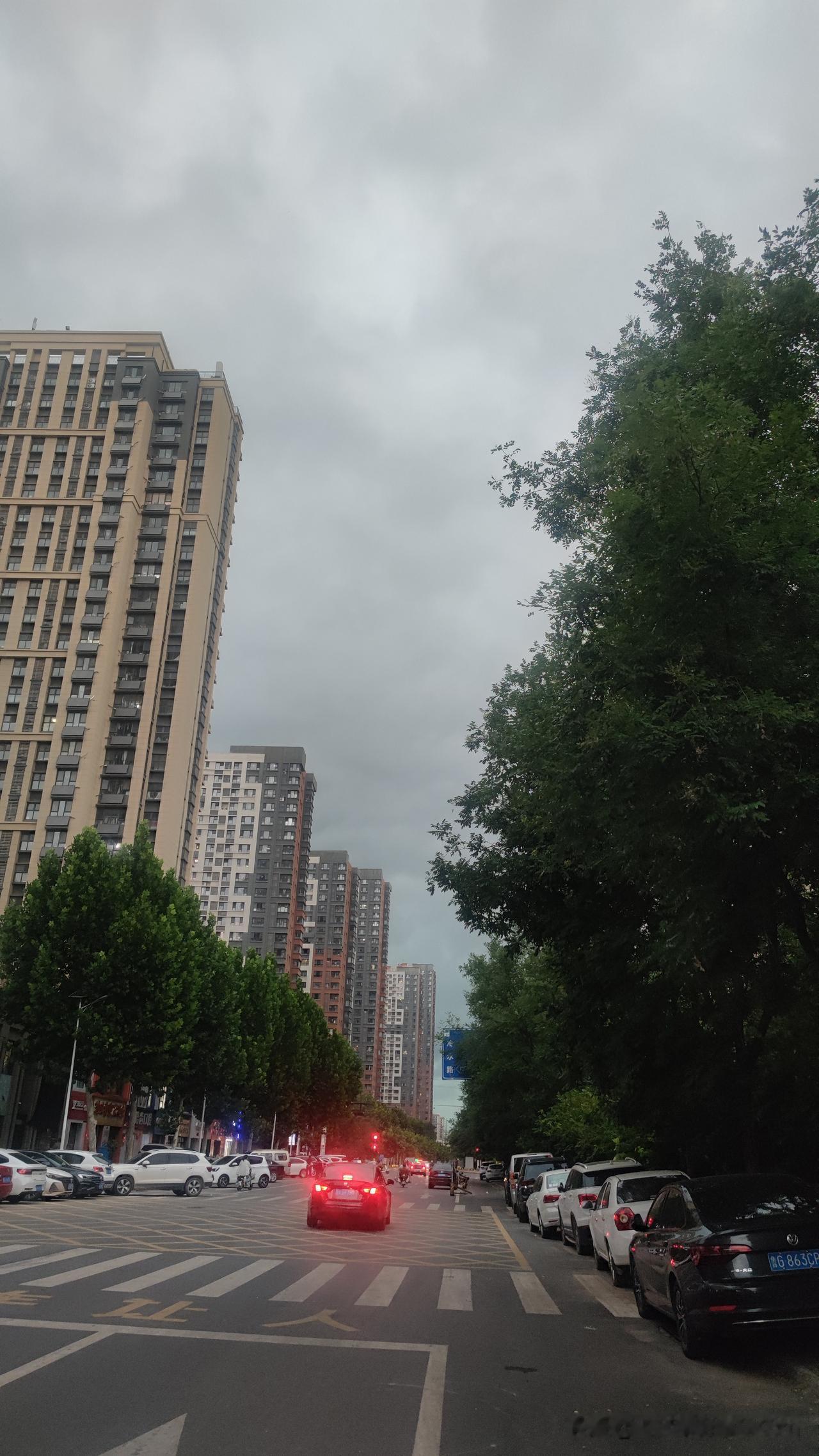 早晨8:30，天阴的厉害，马上要下雨的样子。