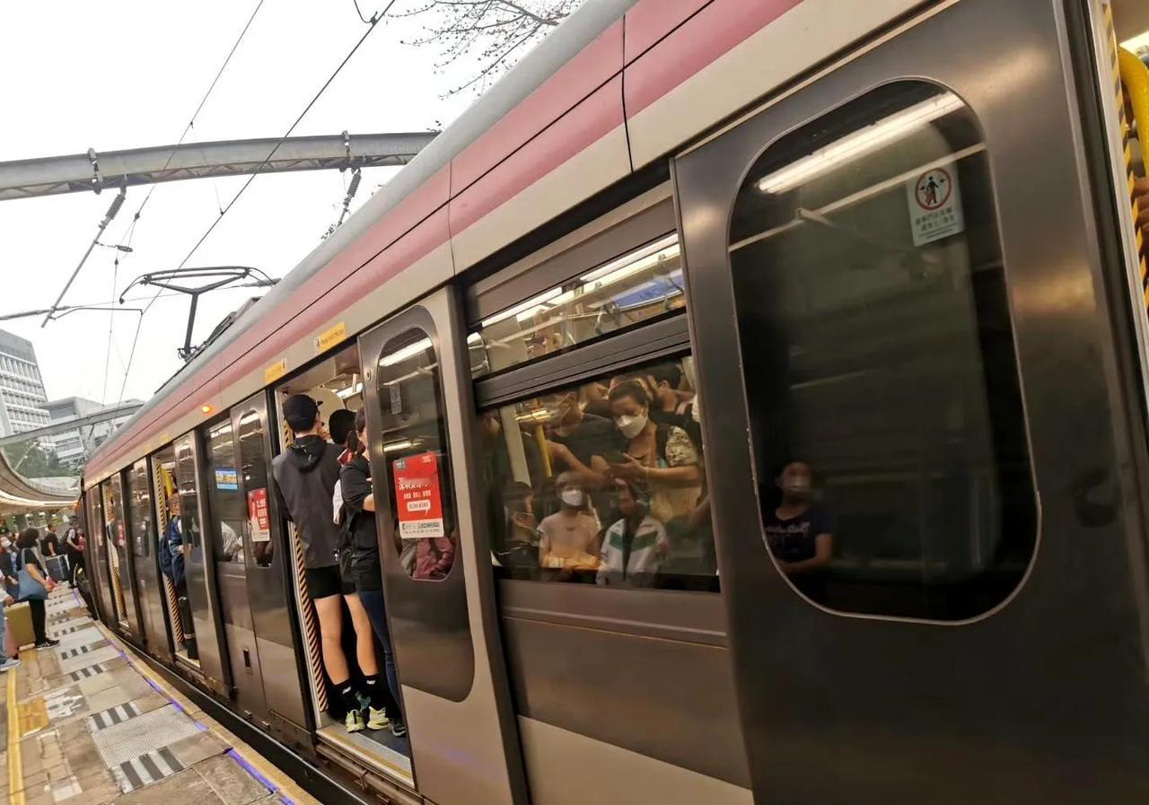 过去香港人抱怨深圳人去香港太多，现在反过来了。真是三十年河东，三十年河西。下面四