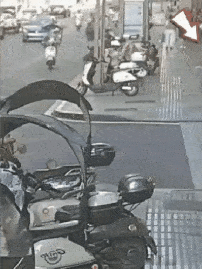 一个只看路，一个不看路，不是冤家不聚头