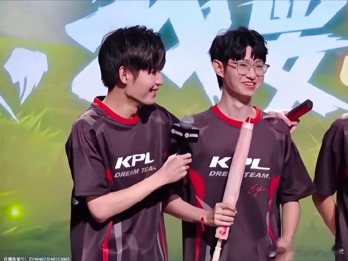 #一诺说要保护九尾# 哇哦，这就是好朋友的相处之道啊，着实让人从心底里涌出喜悦，