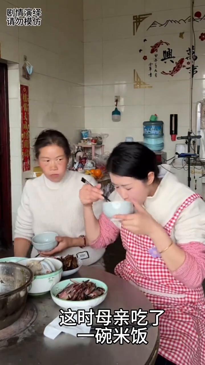母亲吃完饭让女儿帮忙盛一碗，下一秒她的做法太有才了。
母女两个正在吃中午饭，这时