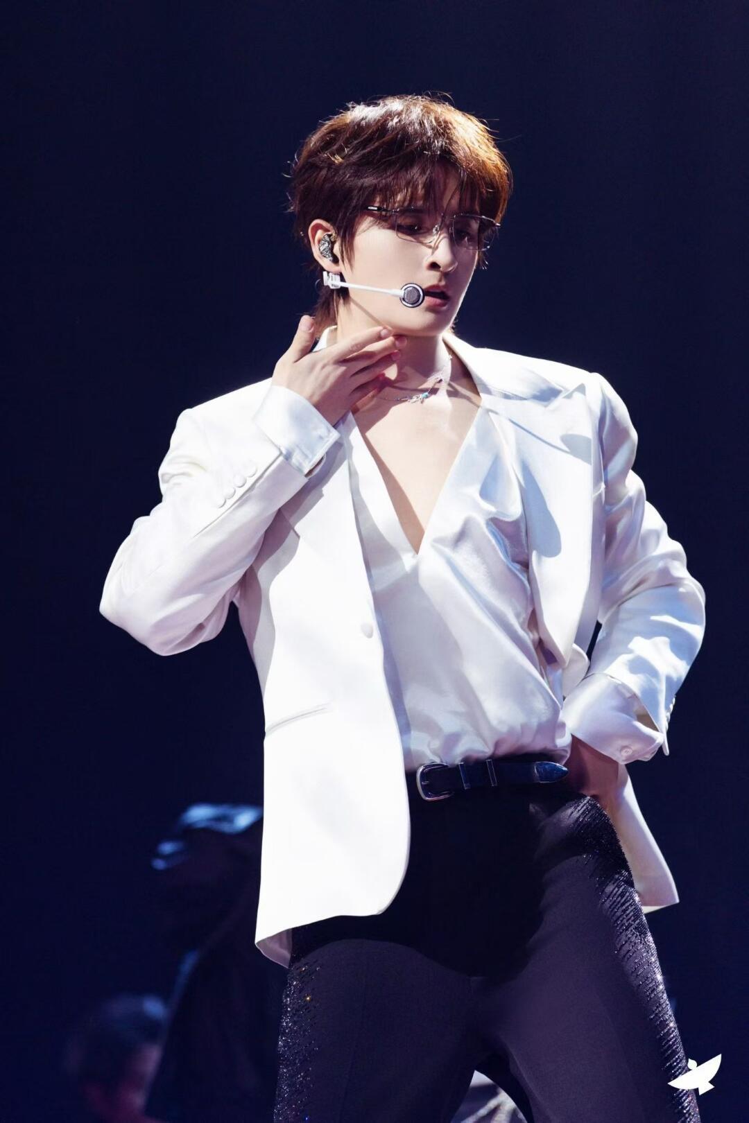 张远票卖完了就把锁骨藏起来哈哈哈~谁懂？票一售空张远立刻把锁骨藏好，反差萌直接拉