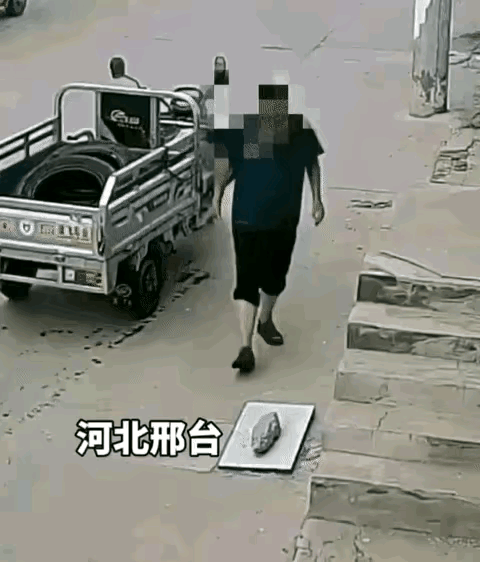 贪婪！丑恶！缺德！
这个拾荒者实在是太缺德了，你难道就缺这一块板子吗？
有好心人