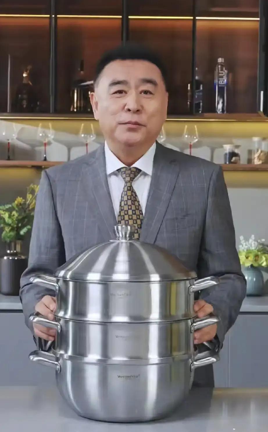 央视国脸直播卖货，3小时卖断货！
 
张宏民一开嗓，弹幕齐喊“爷青回”。他把五常