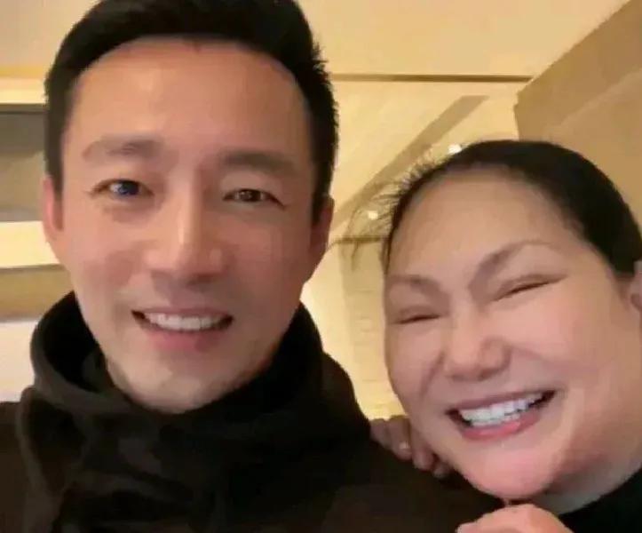 汪小菲和前丈母娘关系又和好了？
近日汪小菲飞往台省给孩子庆生，和大s妈妈亲密合影