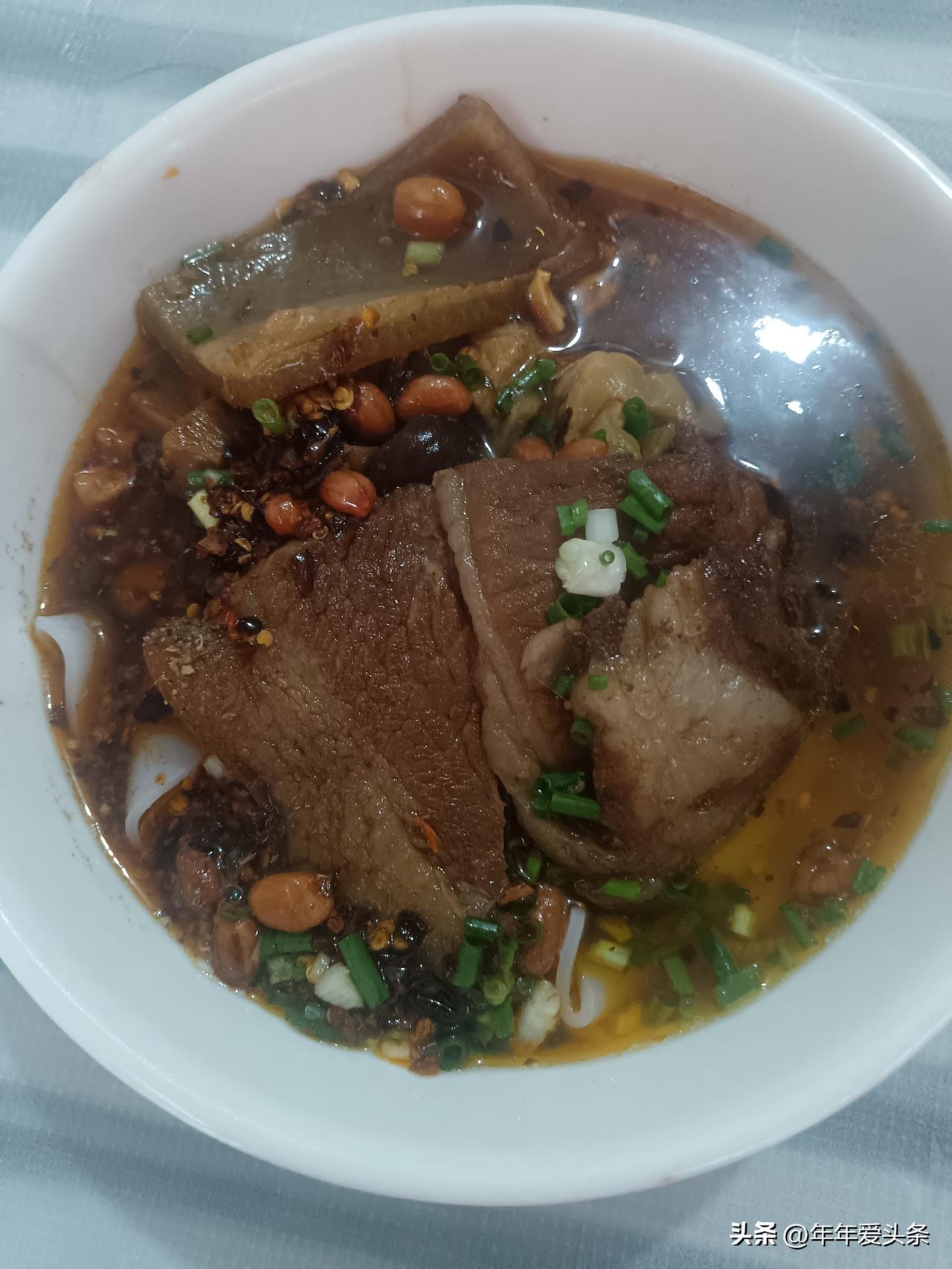 这碗粉是我们这里10元一碗，料下的最足的，有这么多肉肉，这粉店也开了几十年，至少