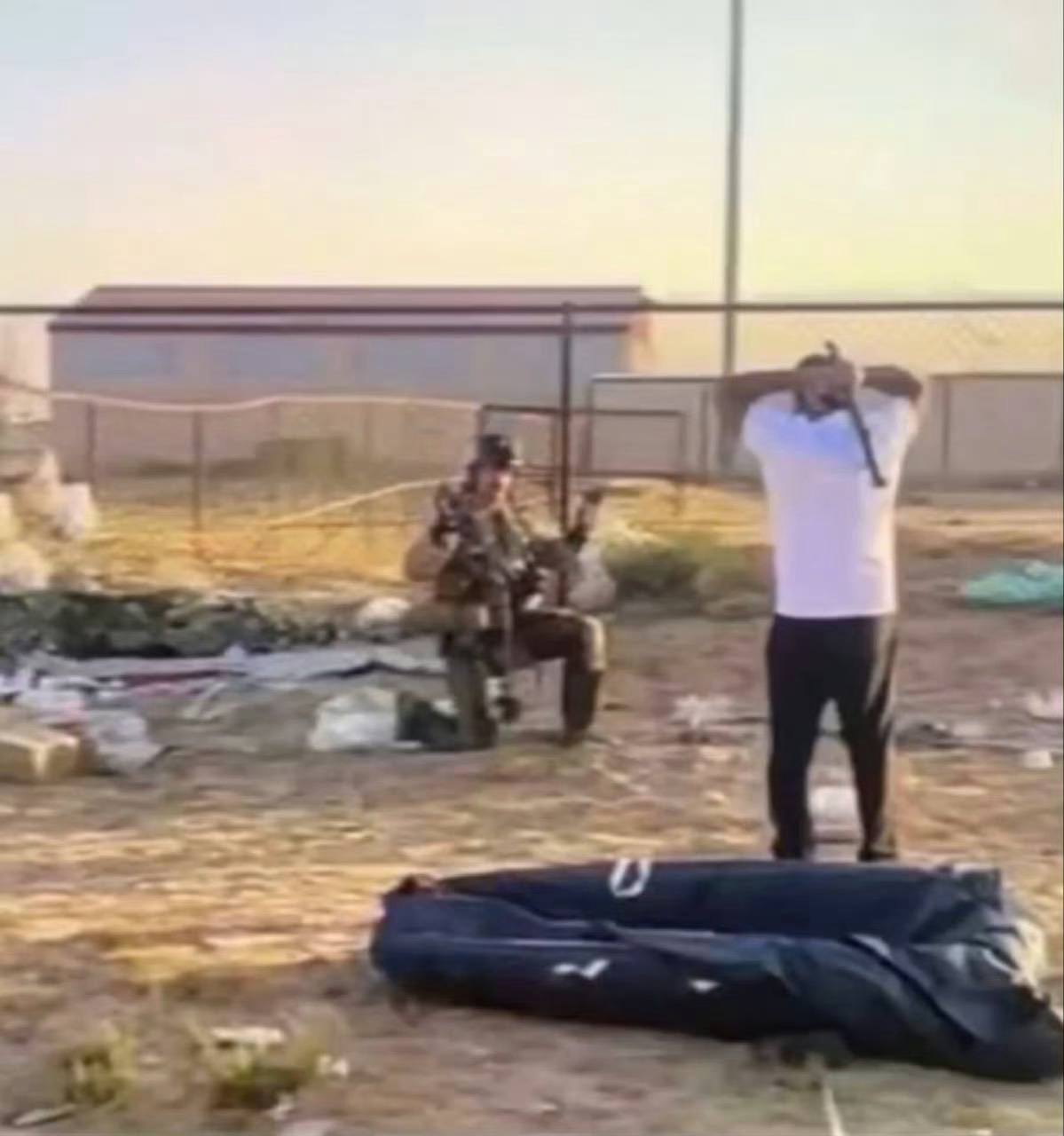 老乡：这白皮不孬，让他举手🙌🏻，一教就会疑似美军F15战机在科威特坠毁