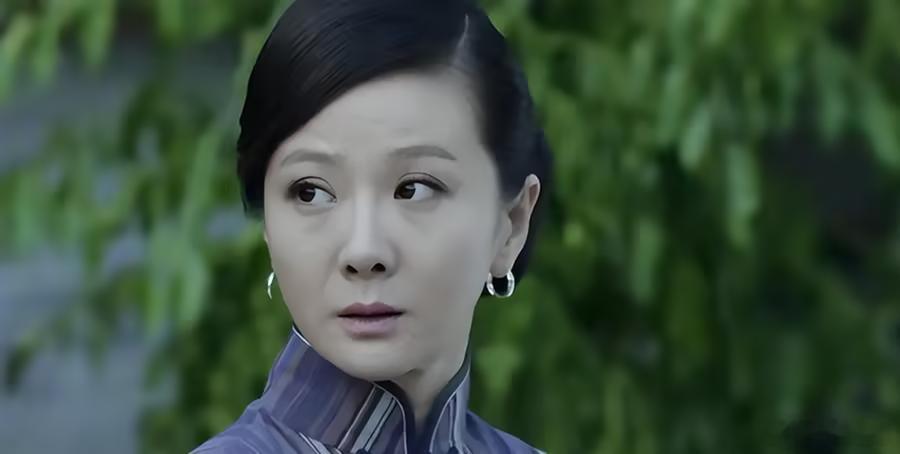 和蒋欣相恋多年，他转身娶了小四岁娇妻，如今妻子和他红透半边天 