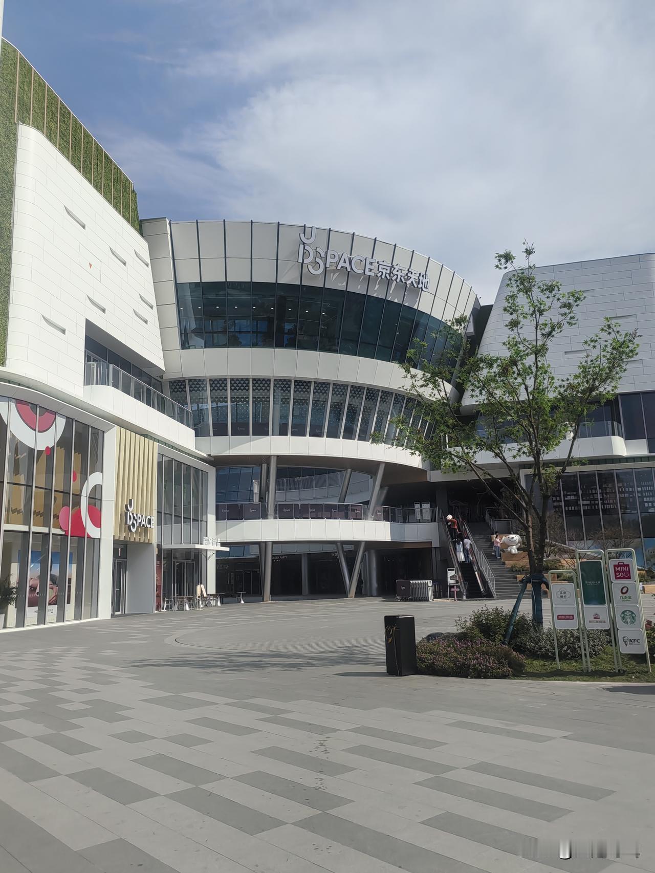 宿迁京东天地（全国首店），9月24日在宿豫区正式开业。
到10月9日刚开业6天。