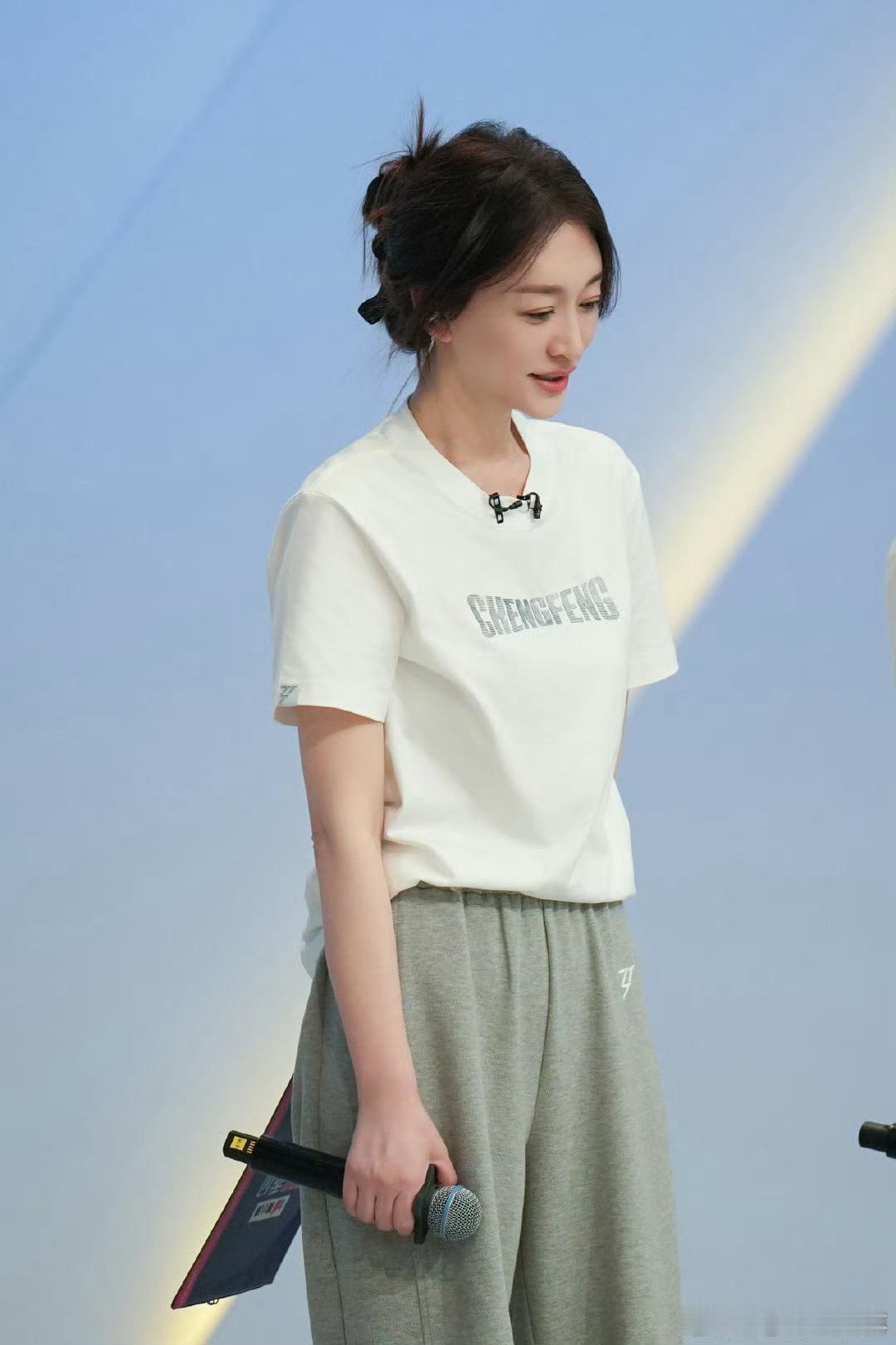 李小冉谢娜我和我的顶流闺蜜李小冉谢娜令人羡慕的友谊，闺蜜好难得。乘风2026