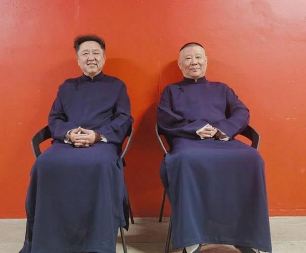 民间的相声演员，与文艺工作者是一回子事吗？

刚看了条评论，说“文艺工作者，是精