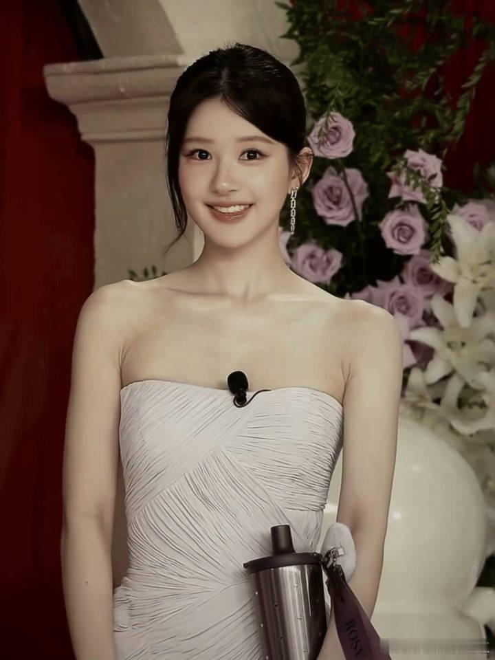 赵露思特美刻直播，肉乎乎的妹宝啊！ ​​​