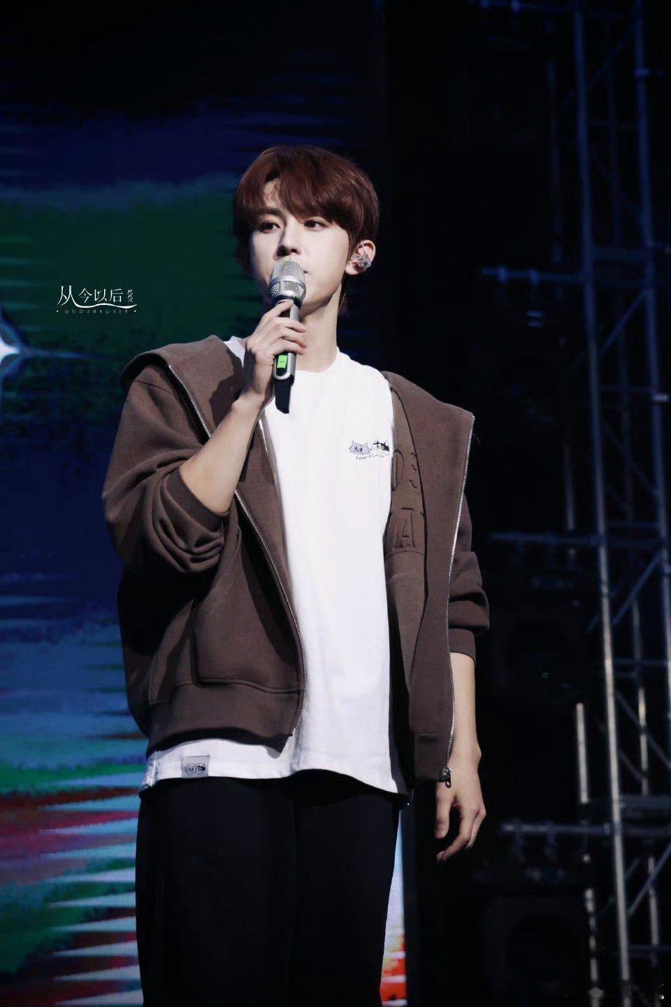 郭俊辰染了粉发救命！郭俊辰粉发造型封神了！热烈发色撞上少年独有的清澈感，张扬又不