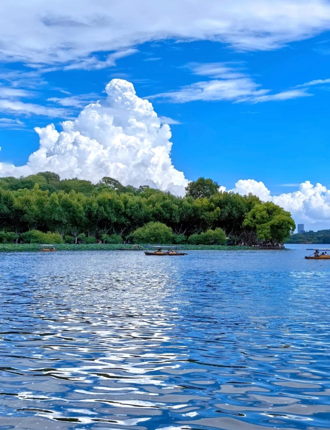 人到中年
我越发的发现
无人帮衬看似很苦，实则是一种福气
因为不用还人情
我结婚