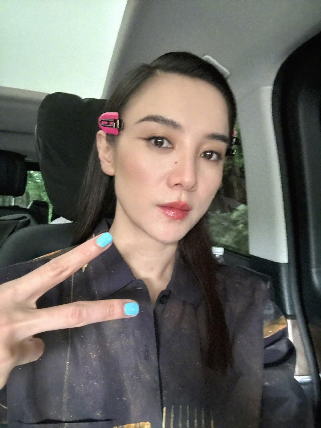 宋佳的脚脚会开花宋佳 分享日常的画风好爱！蓝色指甲显白又吸睛，脚脚配紫拖随性又美