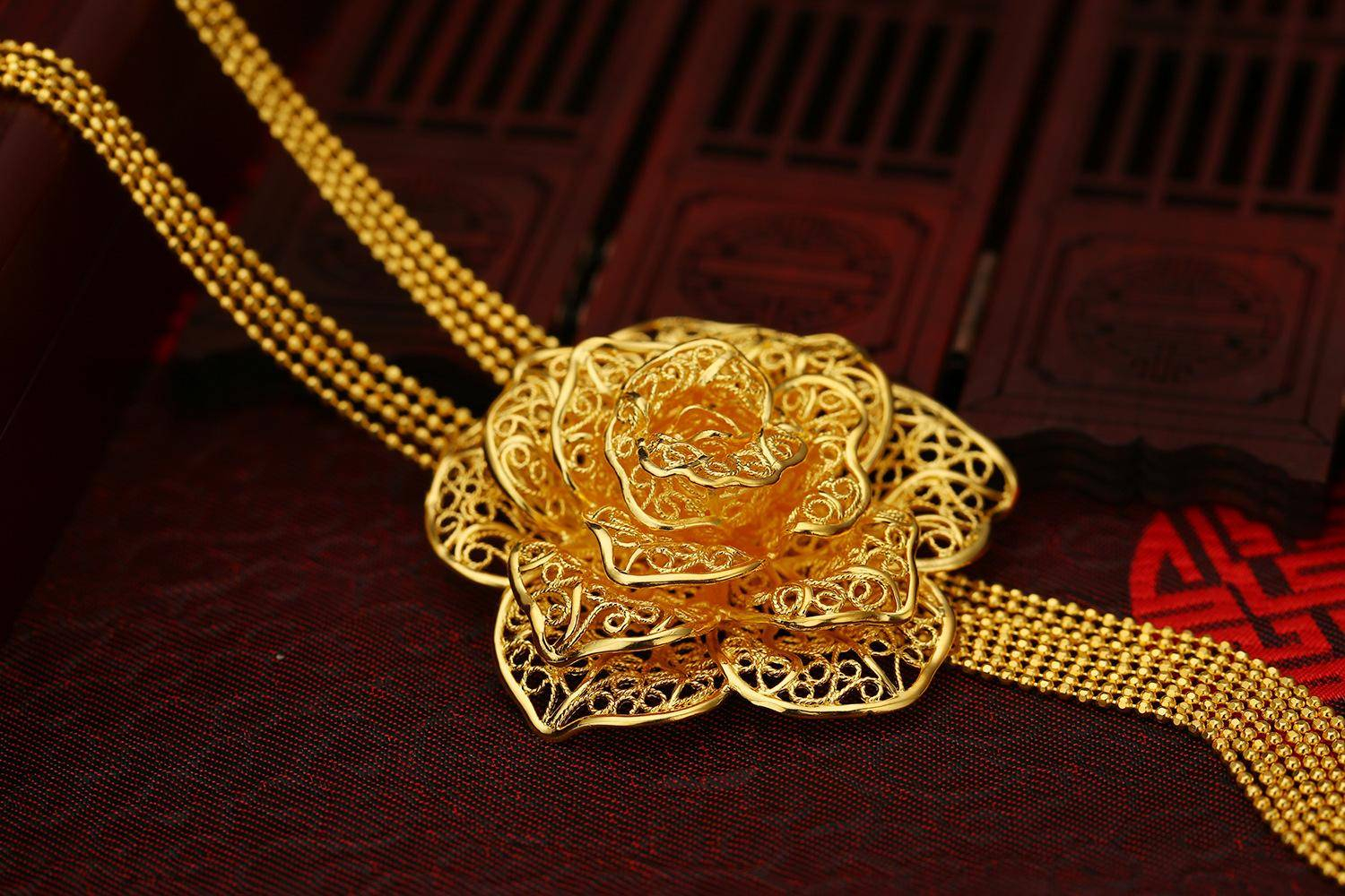 金饰克价涨至1708元 看来金价突破2000也快了，这要是后面还这么猛长，结婚的