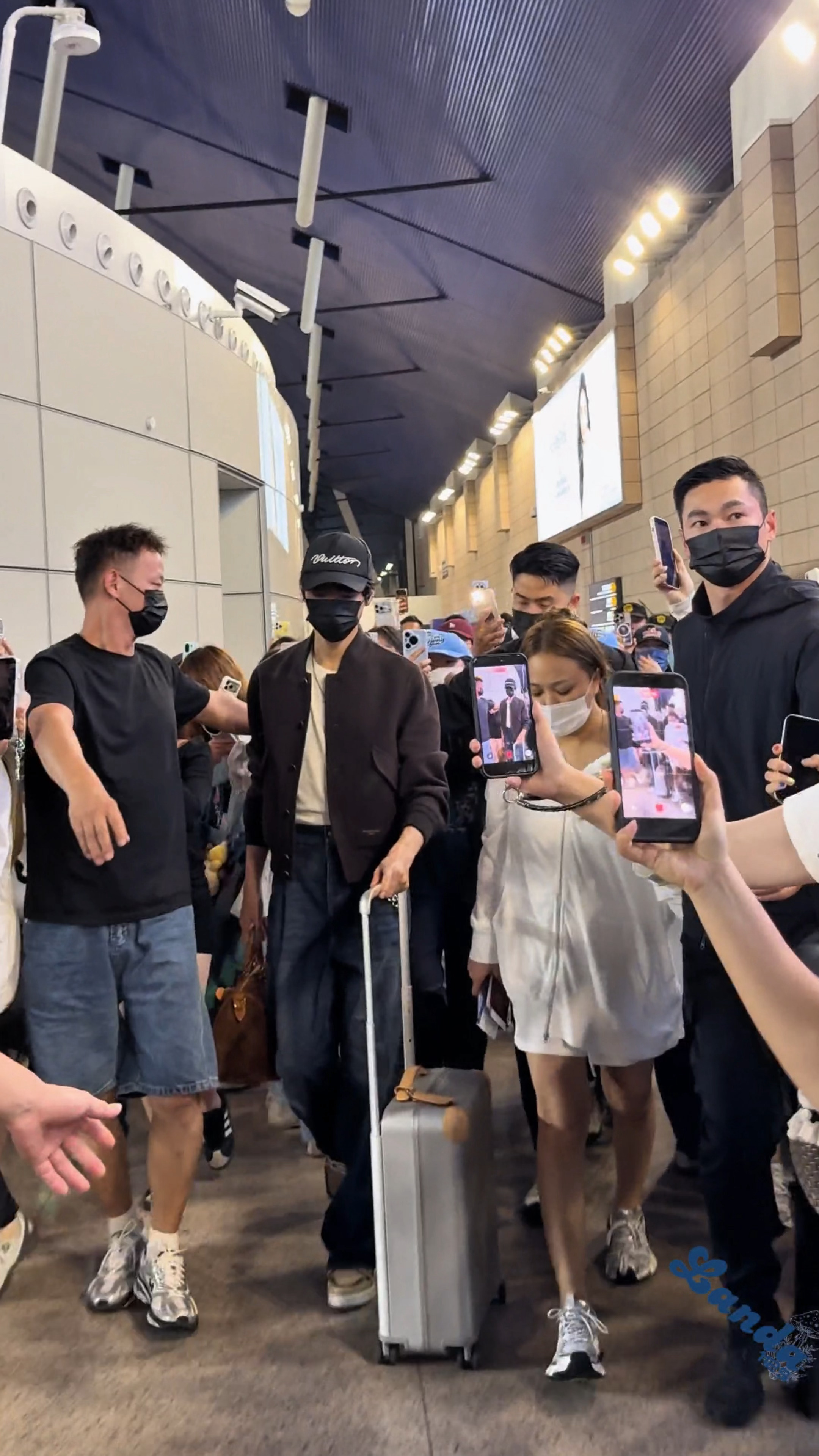 巨星出街都是这样🫡龚俊 巴黎时装周路易威登品牌大使龚俊