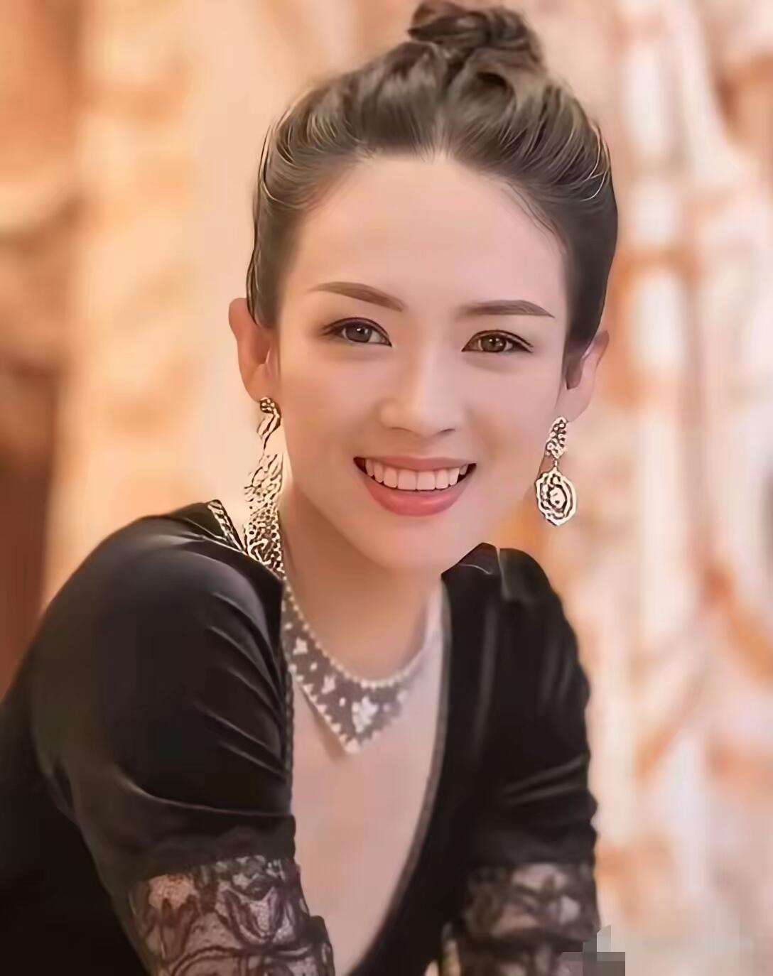 五官上看，穿绿色毛衣扎着高马尾的童谣颜值高一点，她是鹅蛋脸，身上透着这个年龄独有