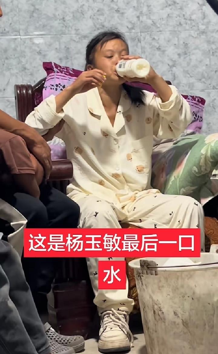 苦命女人34岁撒手人寰，临终一口营养快线看哭众人
 
云南镇雄34岁农妇杨玉敏的