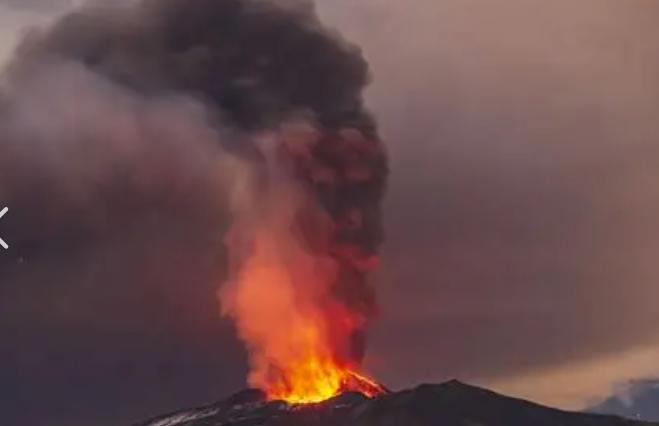 埃特纳火山这轮喷发出现了一个很反常的场景：山上游客越聚越多，山下机场却越关越久。