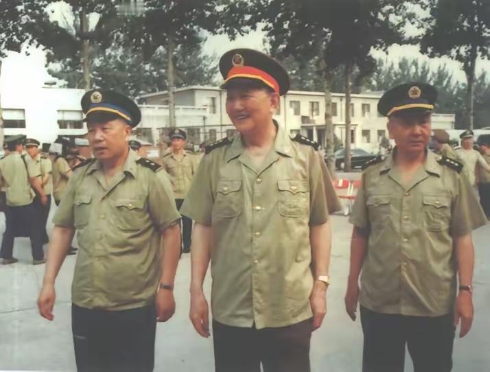 80年代，军委副秘书长、开国上将洪学智视察空军部队时的珍贵留影，此时洪学智担任中