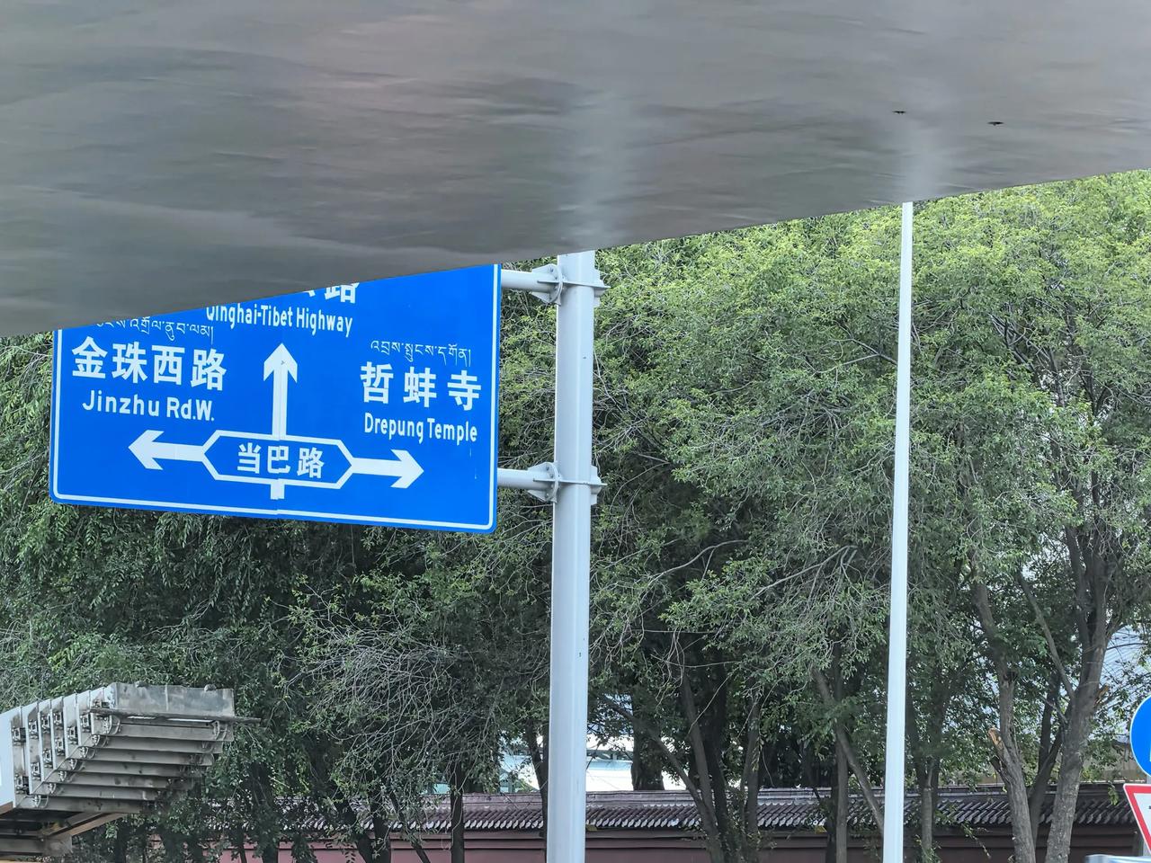 在宾馆下面居然就可以看到哲蚌寺。我曾经在西藏工作三年，却没有来看过，这里因展大佛