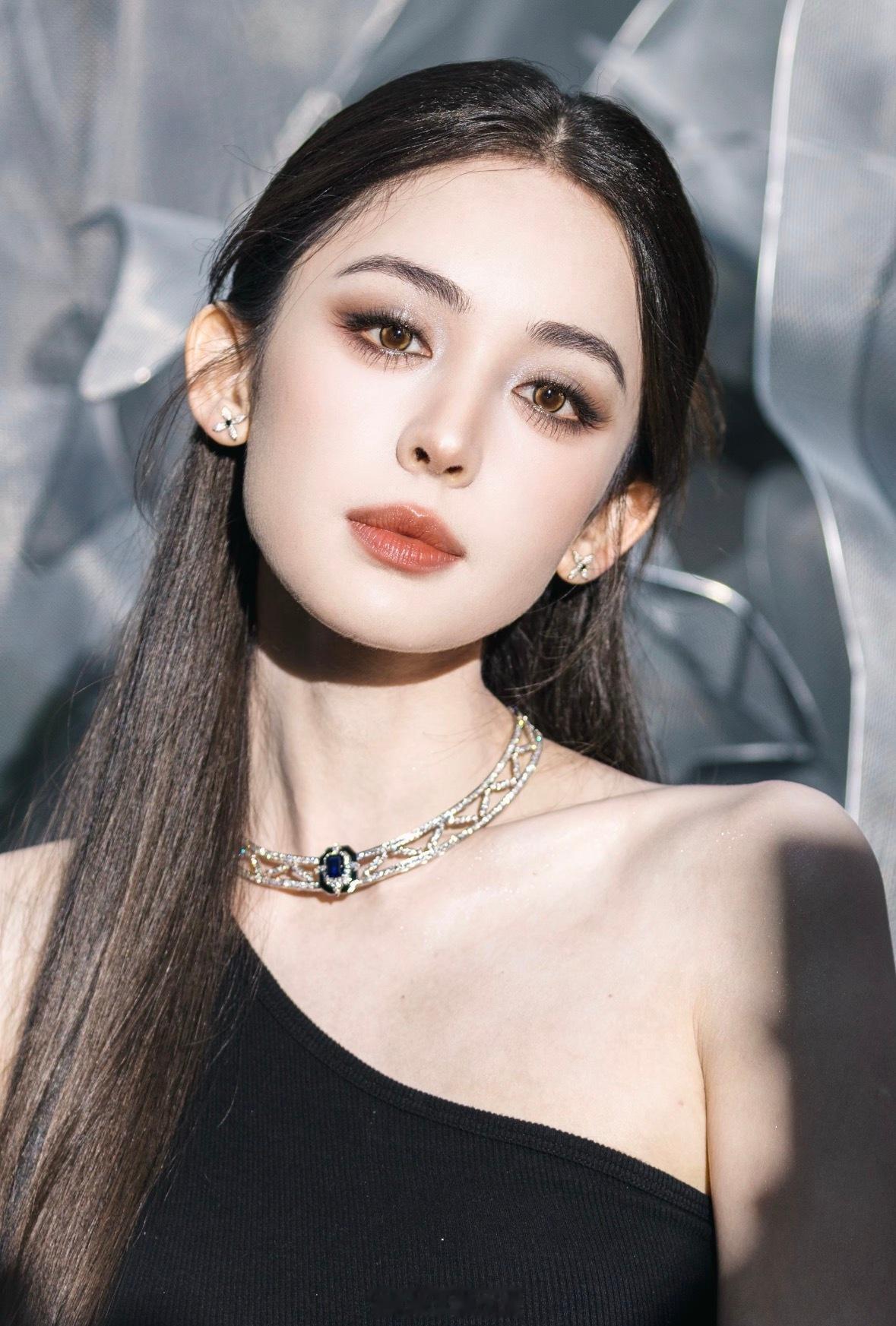 时隔这么多天我还在存娜扎在SMFK活动的新图...此女完全是女神！眼睛像敏捷的豹