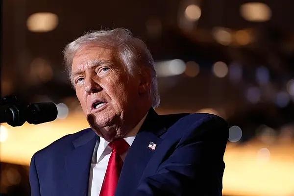 这事儿还没完呢。美联储好不容易开完会，掐着手指降了 25 个基点，特朗普立刻跳出