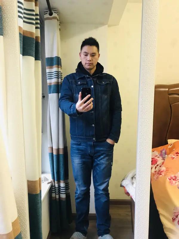 在城市的大街小巷，他骑着电动车疾驰而过，以汗水换取每一份收入。或许旁人会投来异样