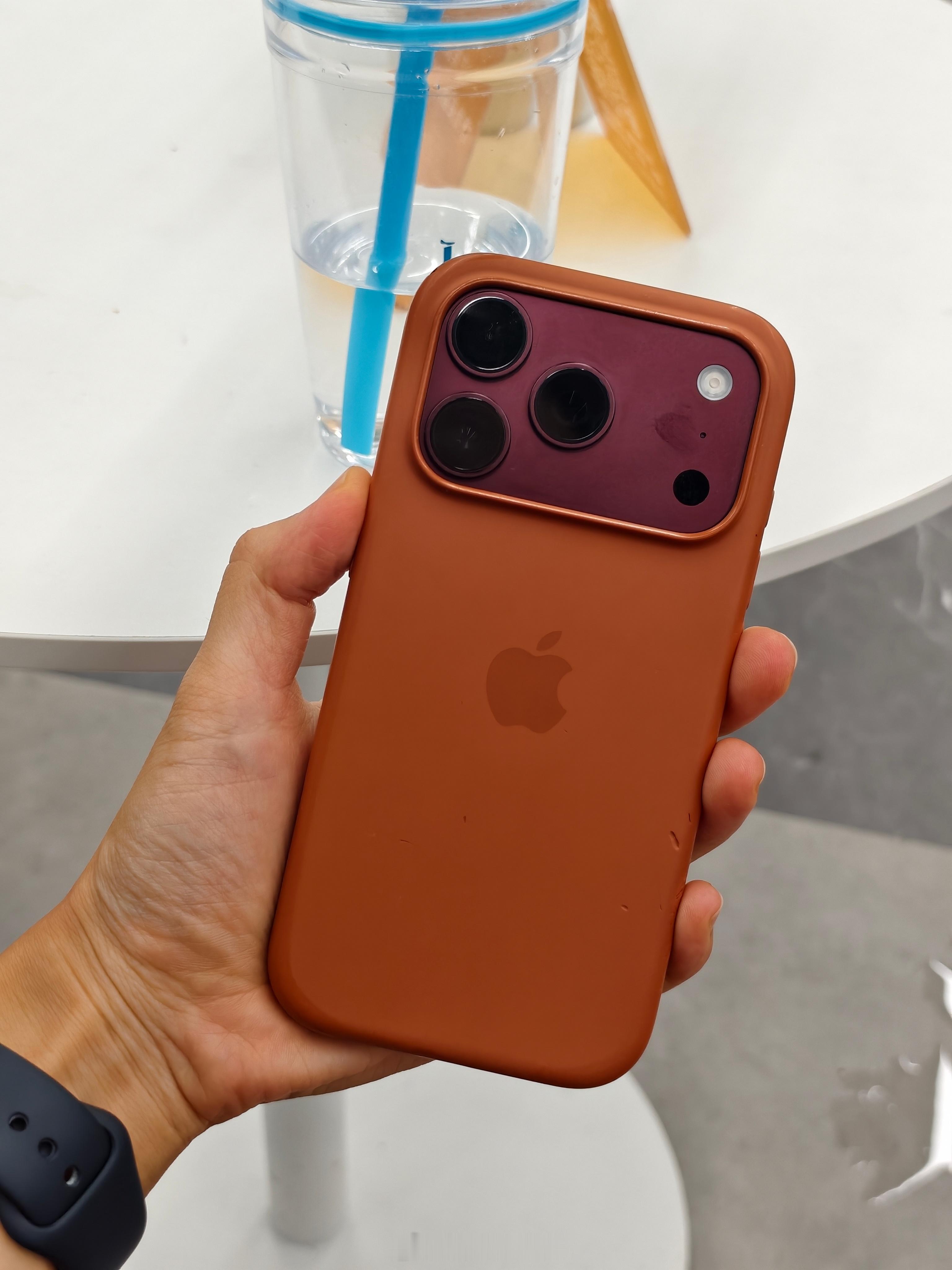 买iPhone 18Pro的时候忘记买手机壳了直接套上了去年官方买的iPhone