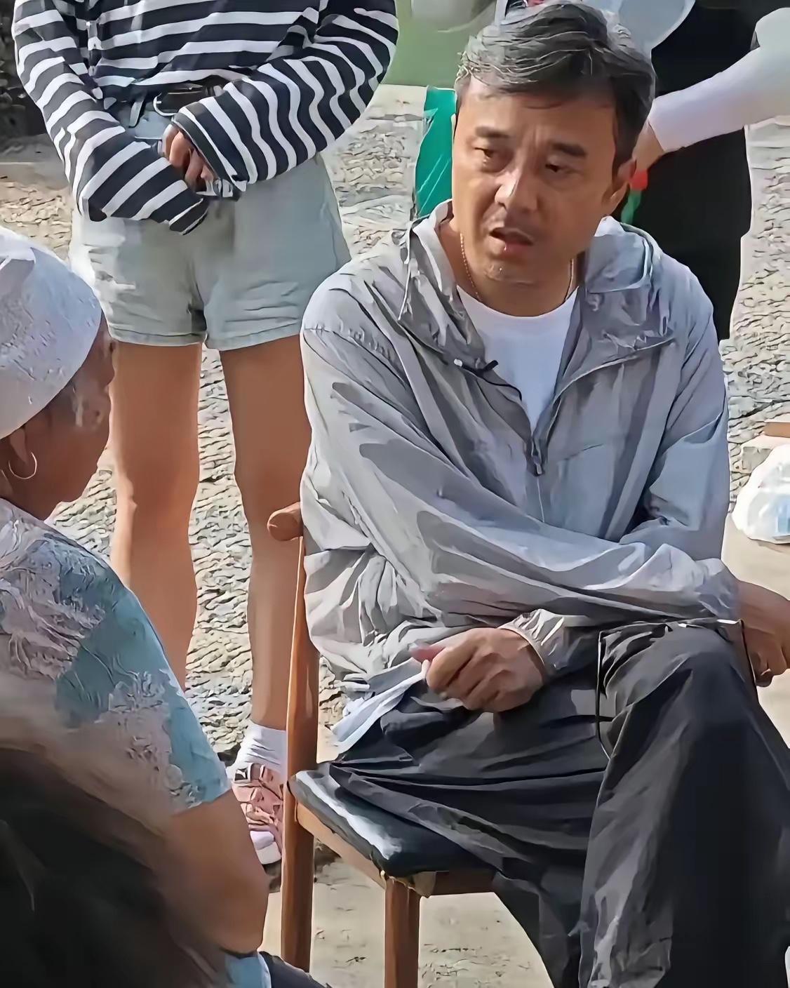 钱再多有什么用！还不是会在婚姻里受苦，
汪涵老成这样了，头发白了一大片，满脸疲惫