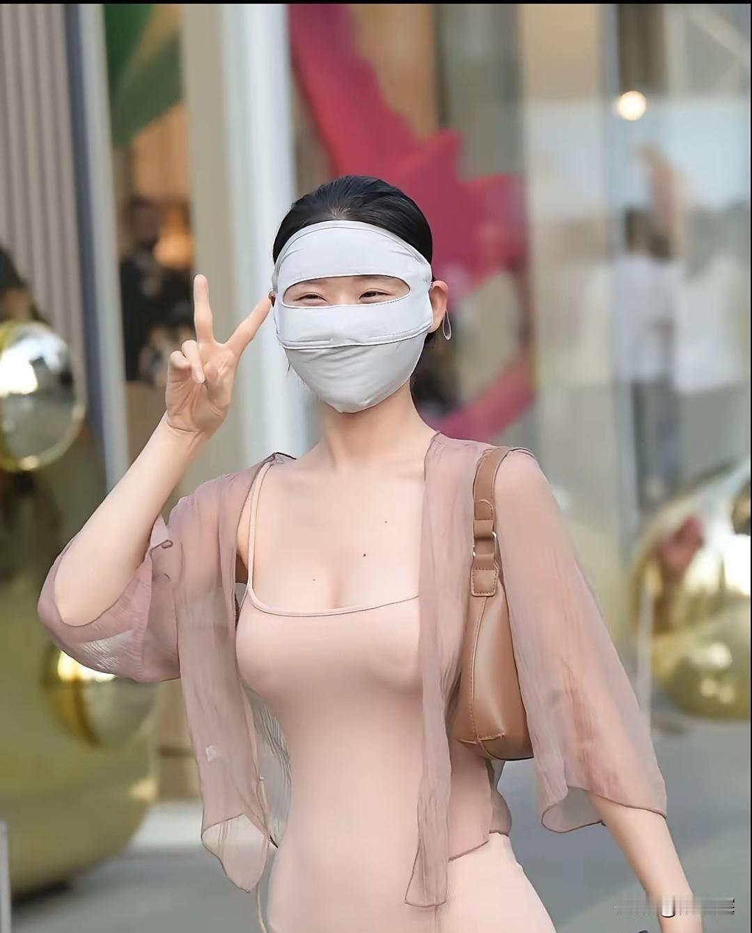 对自己的身材是很有自信的，所以路人拍照的时候，他可以比v，但是正面照带的好像也没