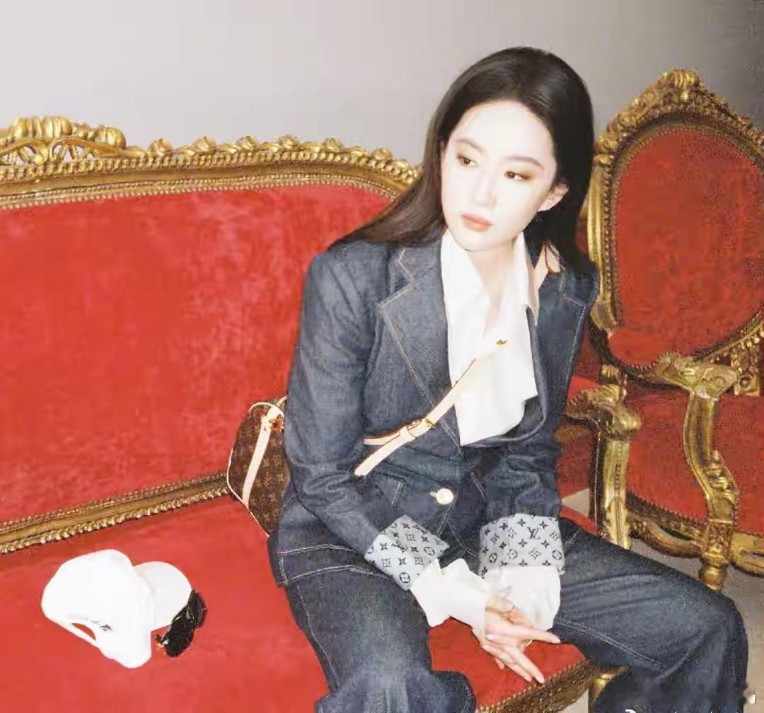 刘亦菲带来秋季新穿搭，身穿牛仔西服套装，时尚又潇洒 ​​​
