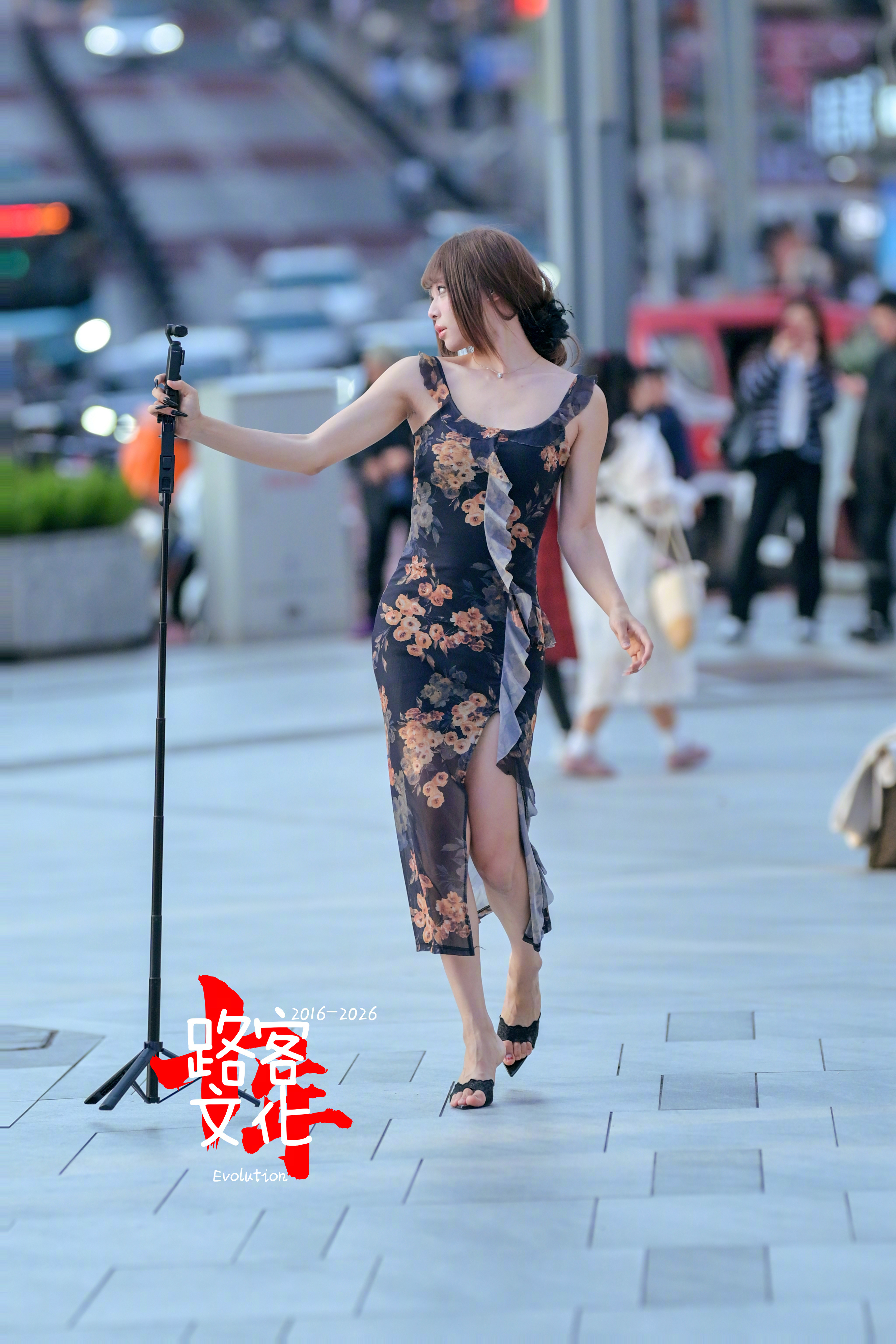 天街网红小哥哥 天天都直播把小老头们逗得一愣一愣的