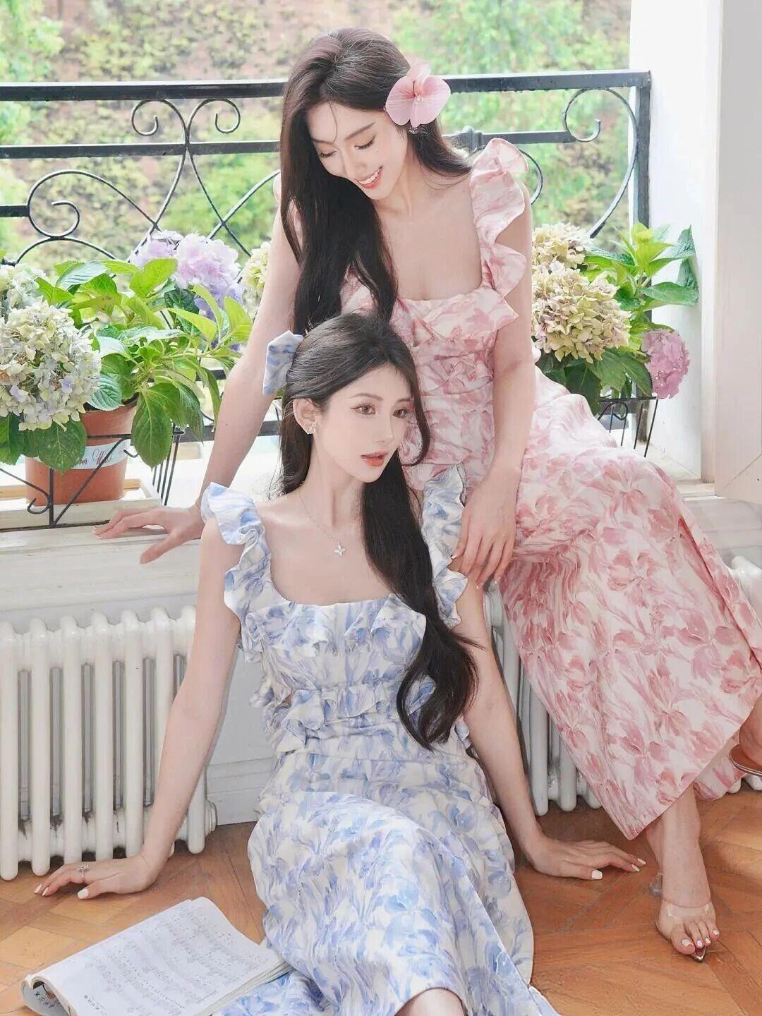 人间绝色：双姝花宴

她们不是凡间的女子，分明是造物主最偏心的杰作！左边那位身着