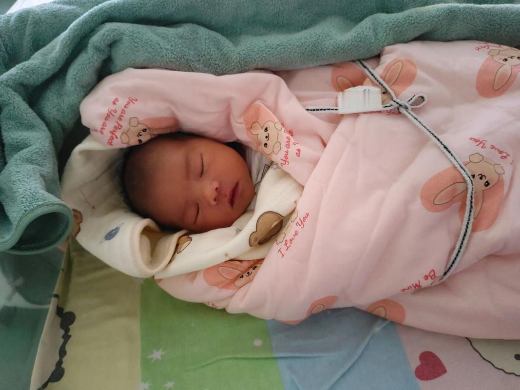 她才刚出生4天啊！4月12日下午2点37分，南京一位刚出生4天的女婴，在自家的床