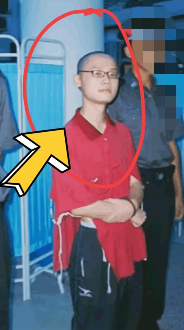 这个“学霸”，亲手毁掉了对自己恩重如山的女老师。
下手前，还笑着说了句：“姐，去