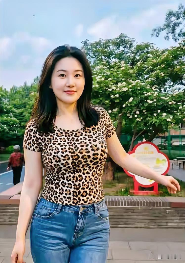 这位女士在公园里散步。