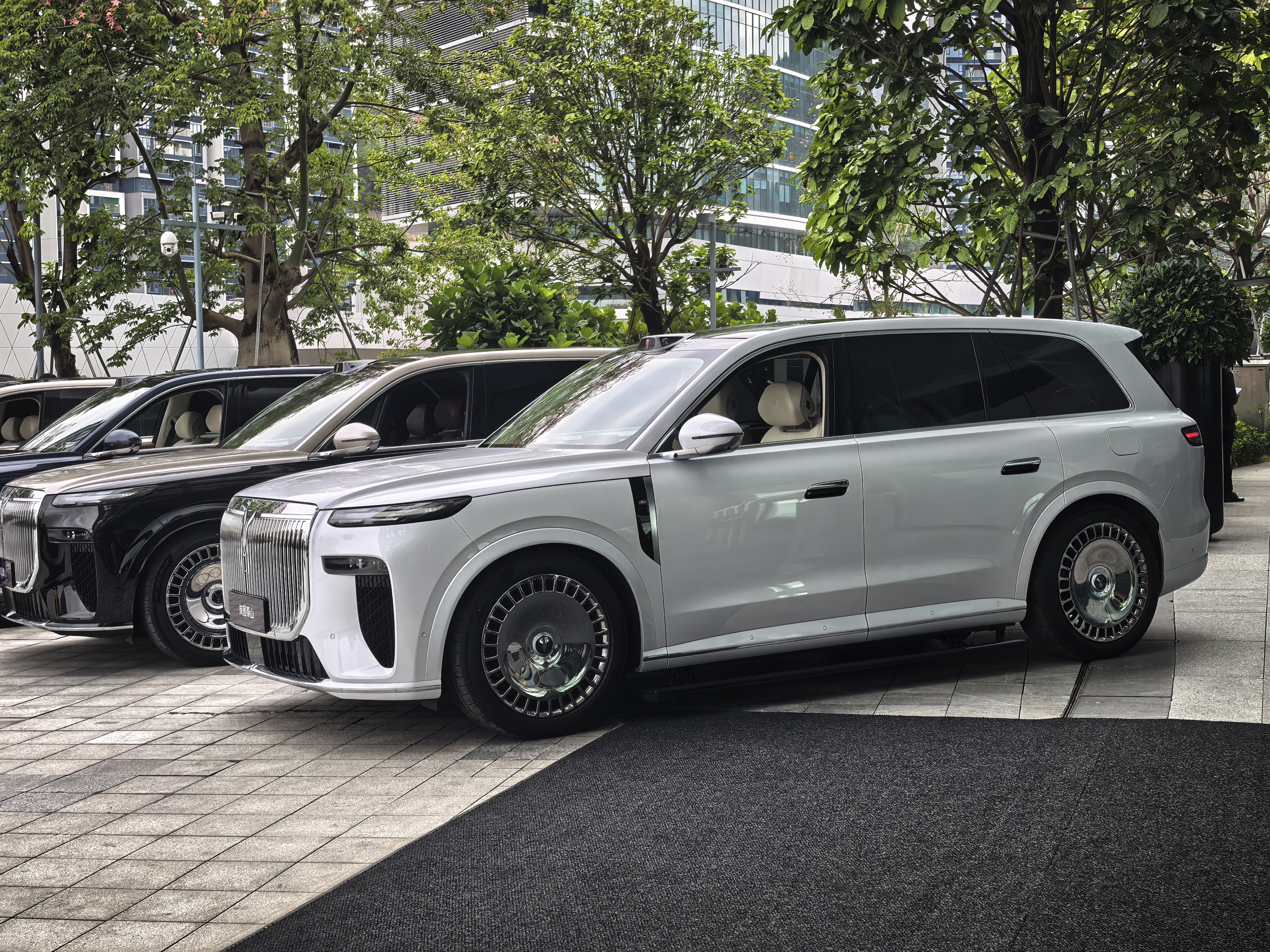 泰山适合选浅色或者双拼色