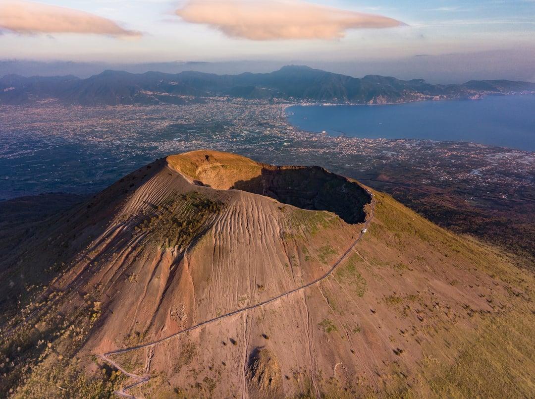 这是意大利那不勒斯及坎皮佛莱格瑞火山区的航拍图。该区域包含多个火山口、水下火山群