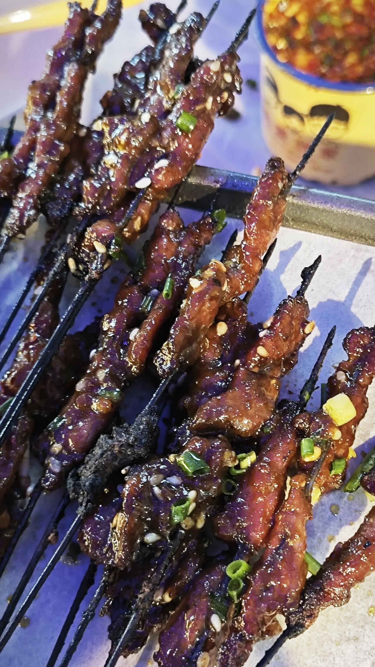 贵阳的铁签烤肉，是地道的老贵阳口味，外地游客很多都很喜欢