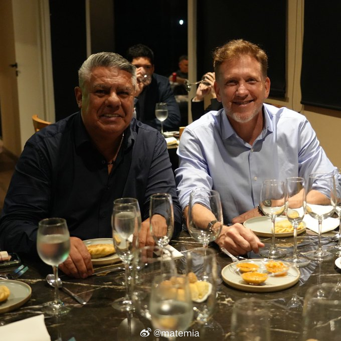 🤝阿根廷足协主席塔皮亚和南美足联主席多明戈斯共进晚餐，讨论欧美杯的可能举办地点