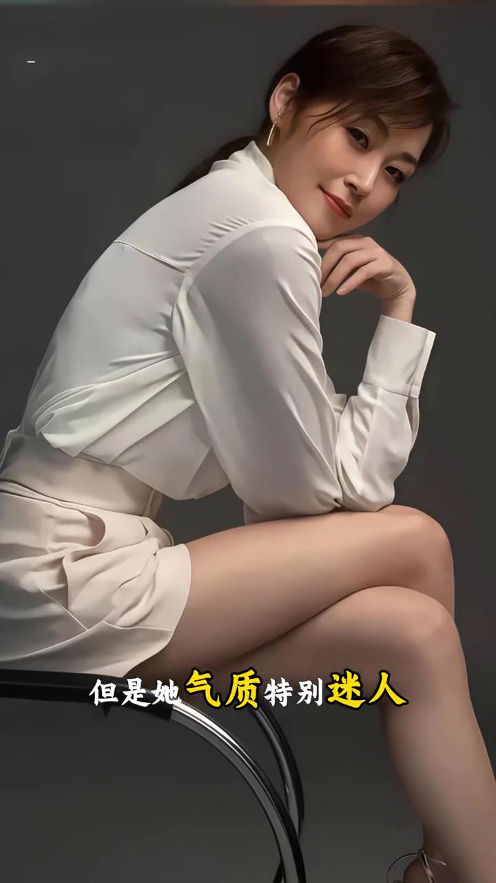 54岁的她小眼睛，五官不算精致，在美女如云的娱乐圈里算不上大美人。没有关之琳和许