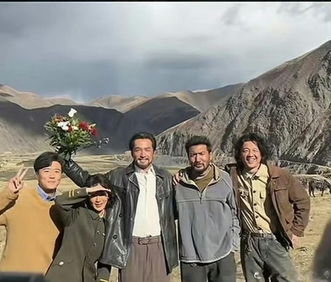 生命树胡歌饰演的多杰杀青了，大胡子哥哥看起来很粗犷但又充满了艺术气息。杨紫预计月