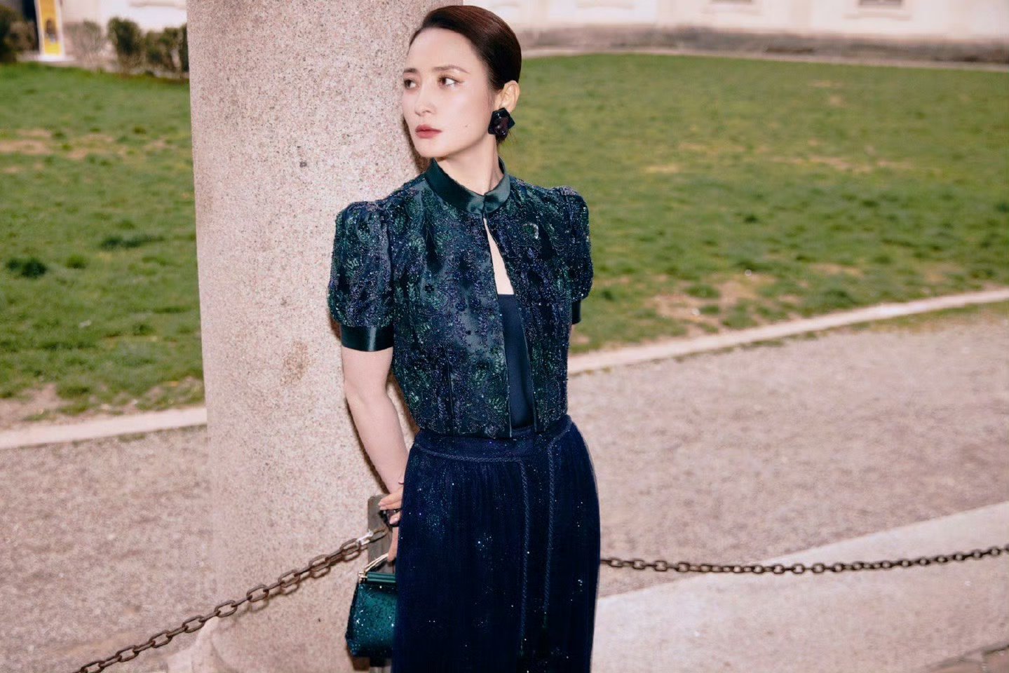 蒋勤勤米兰时装周首秀 蒋勤勤一出场就是顶配气场！蓝绿色手工刺绣套装优雅又大气，大